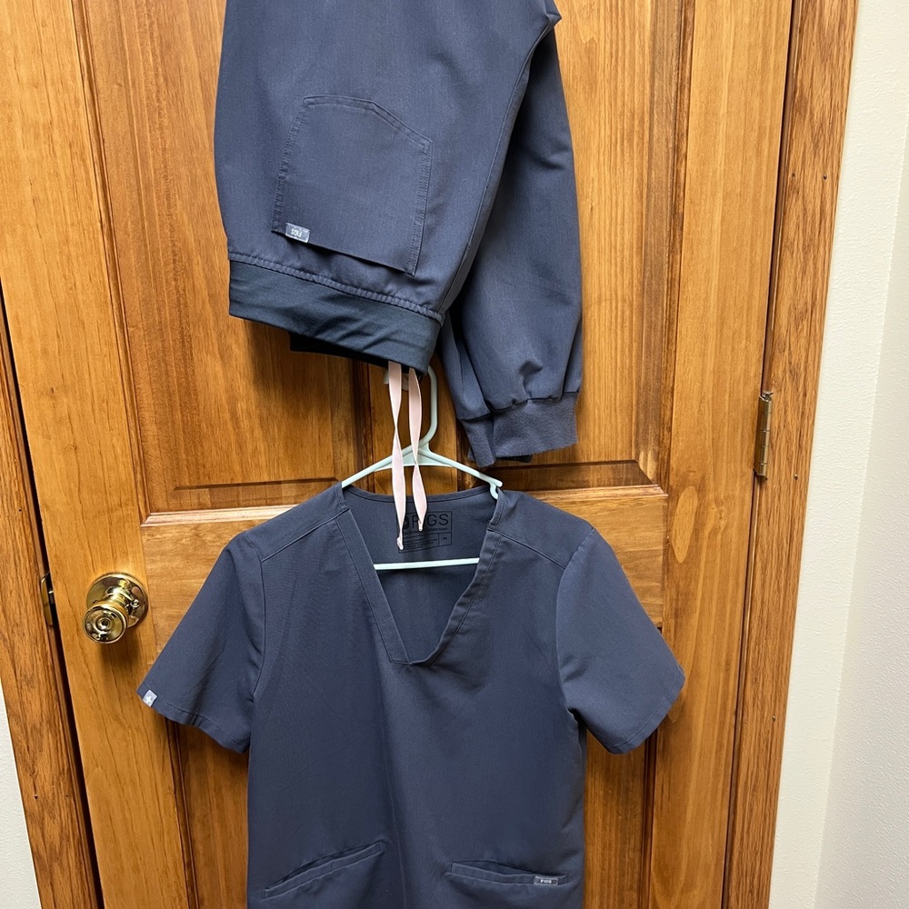 FIGS gray scrub set - M bottom / M top